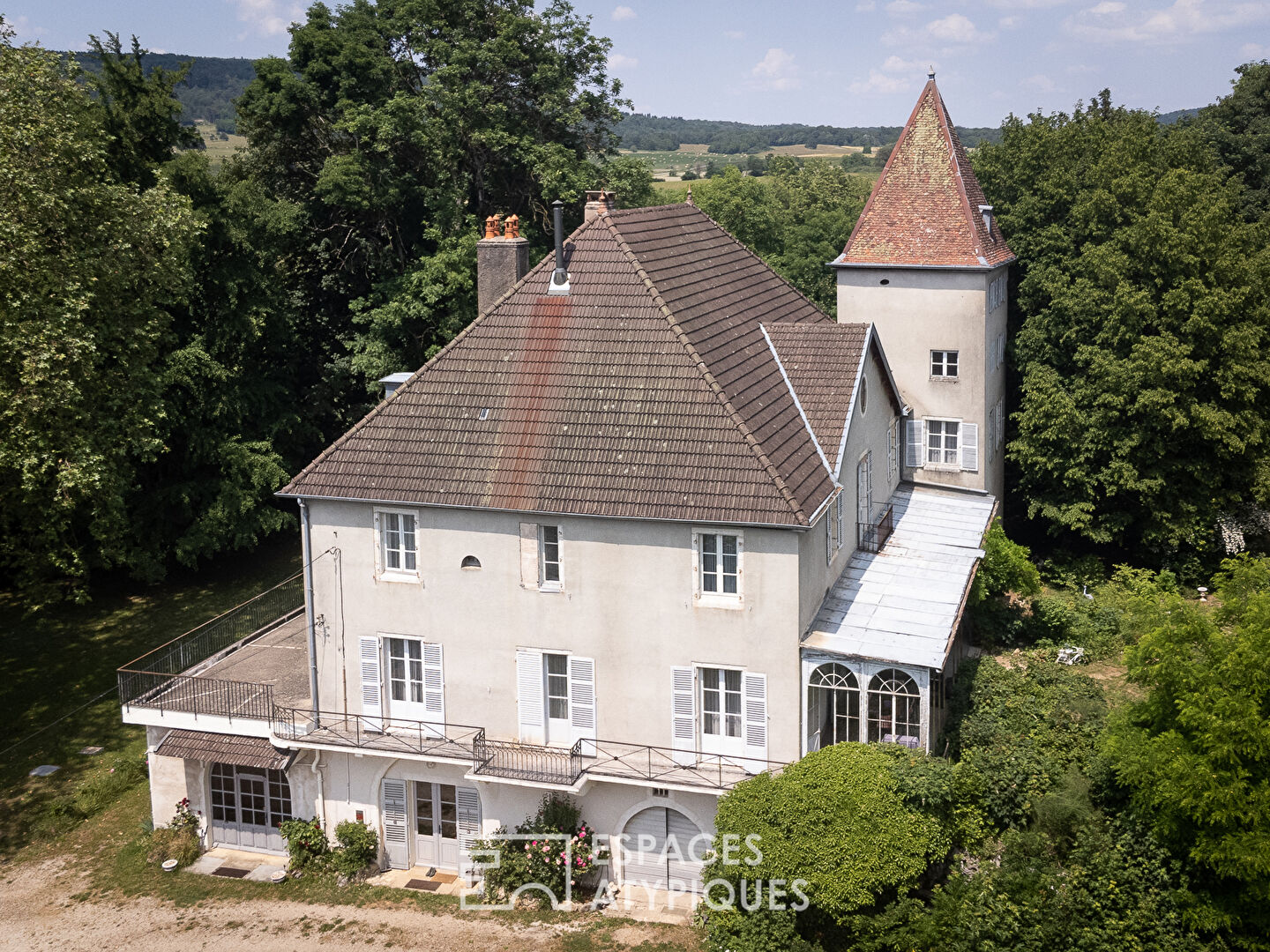 Château chargé d’histoire dans son parc de 1ha