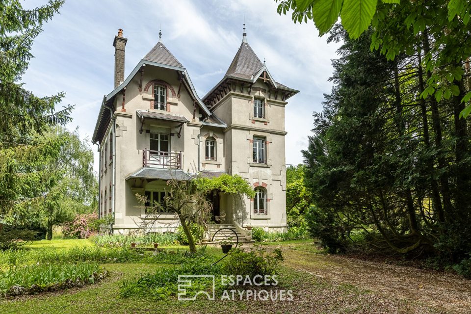 Maison de maître dans parc clos avec dépendance