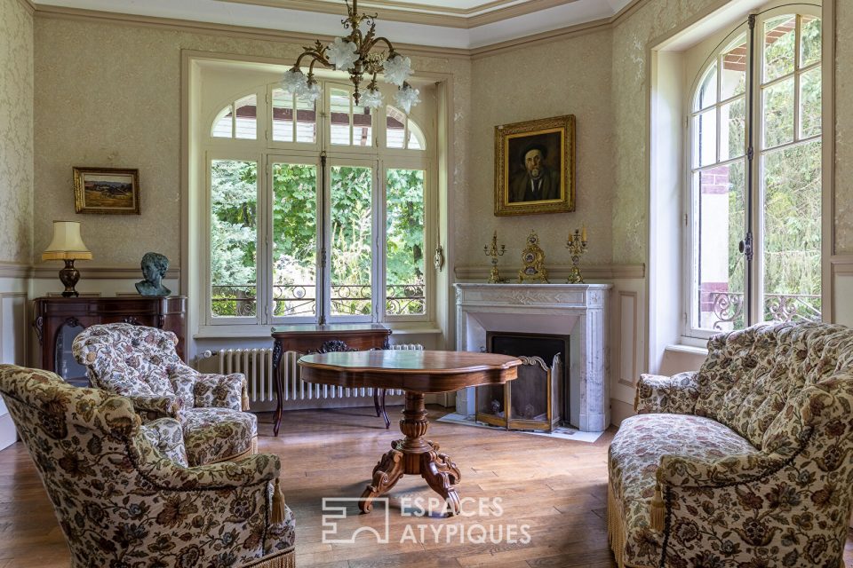 Maison de maître dans parc clos avec dépendance