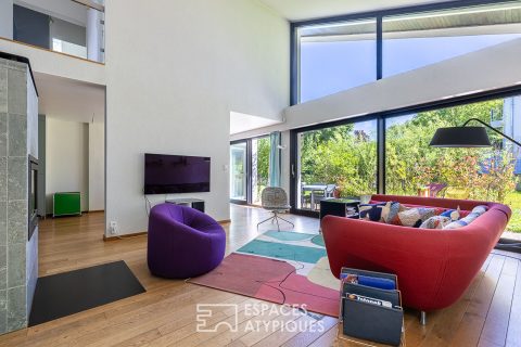 Bright architect-designed house with quiet grounds