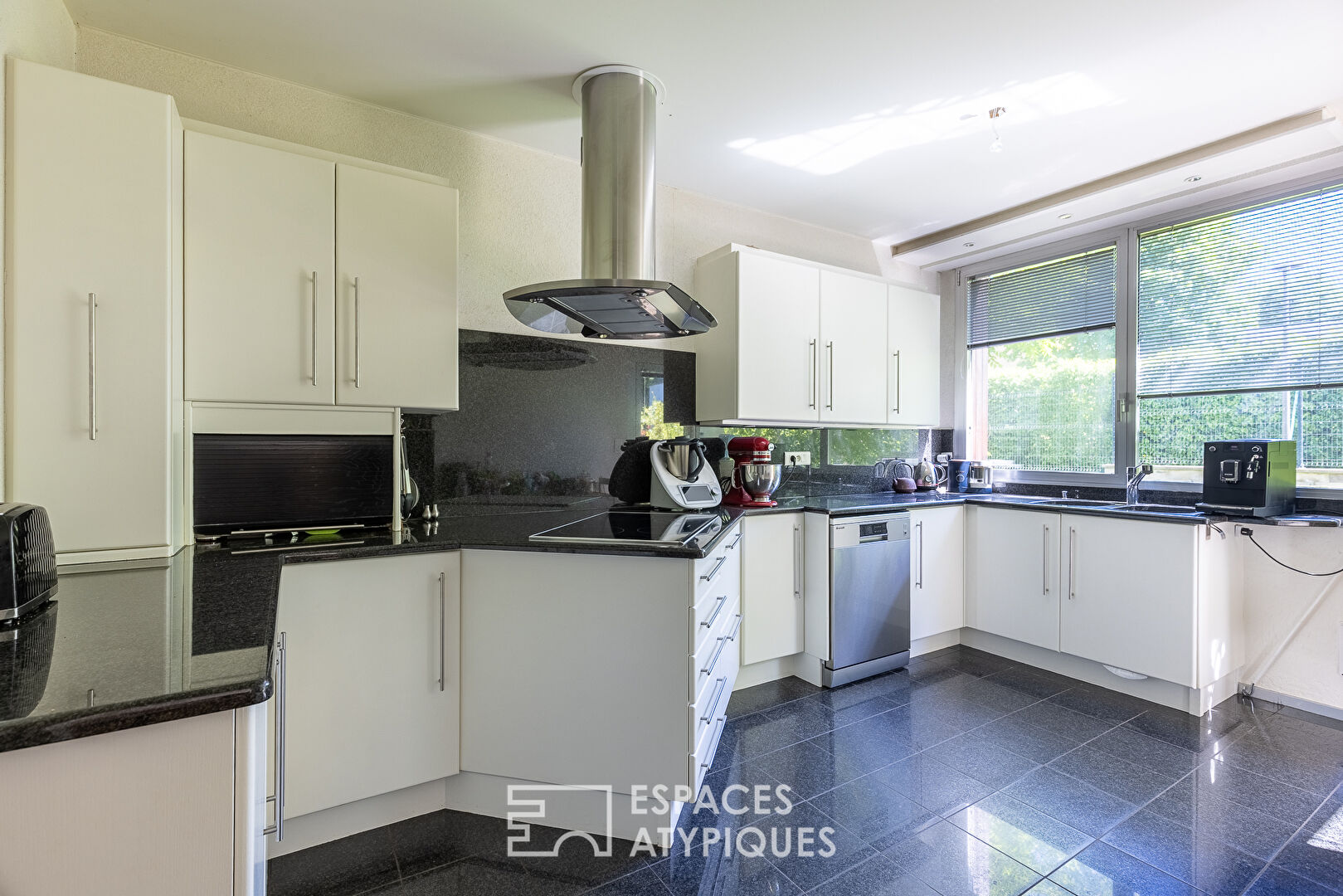 Bright architect-designed house with quiet grounds