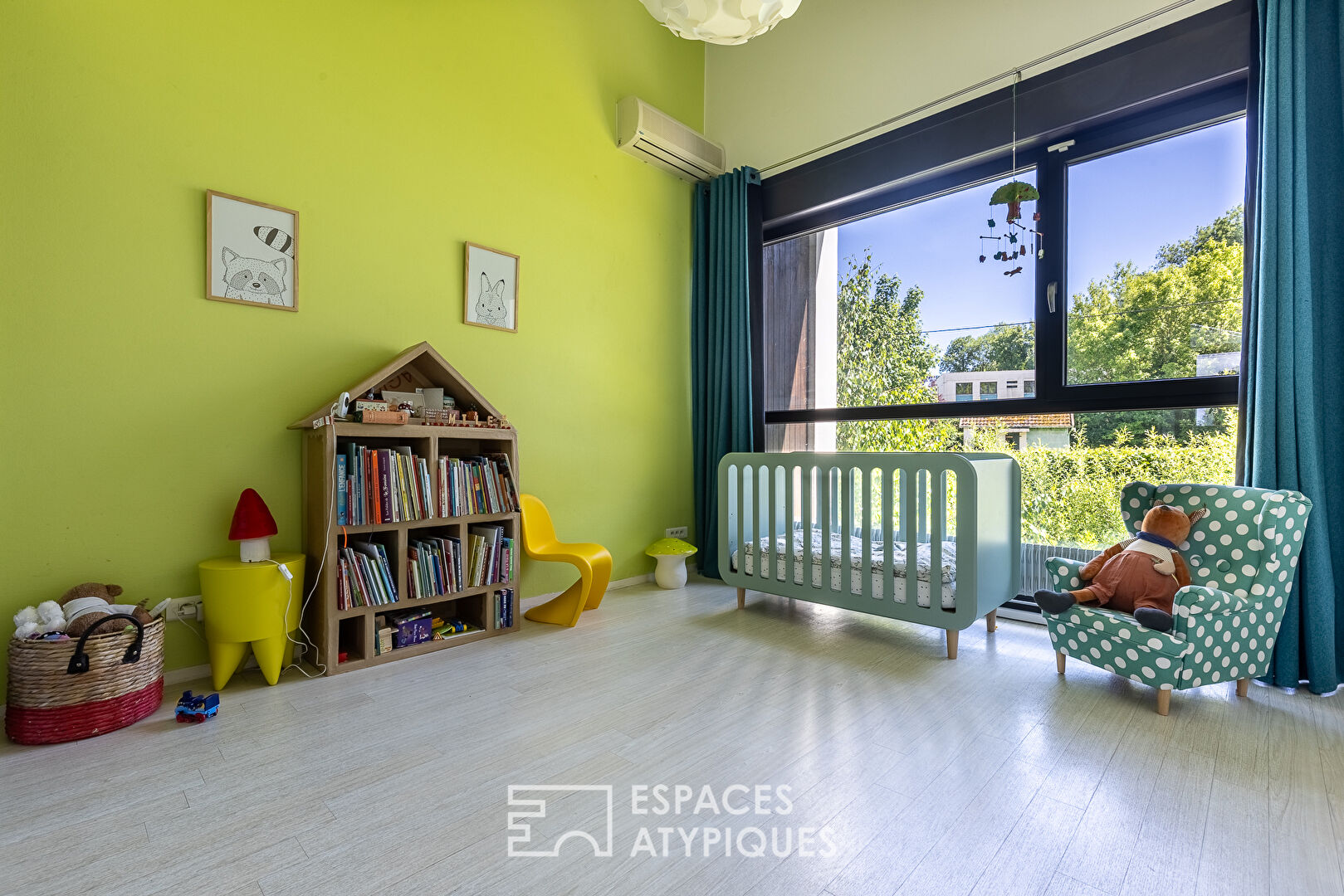Bright architect-designed house with quiet grounds