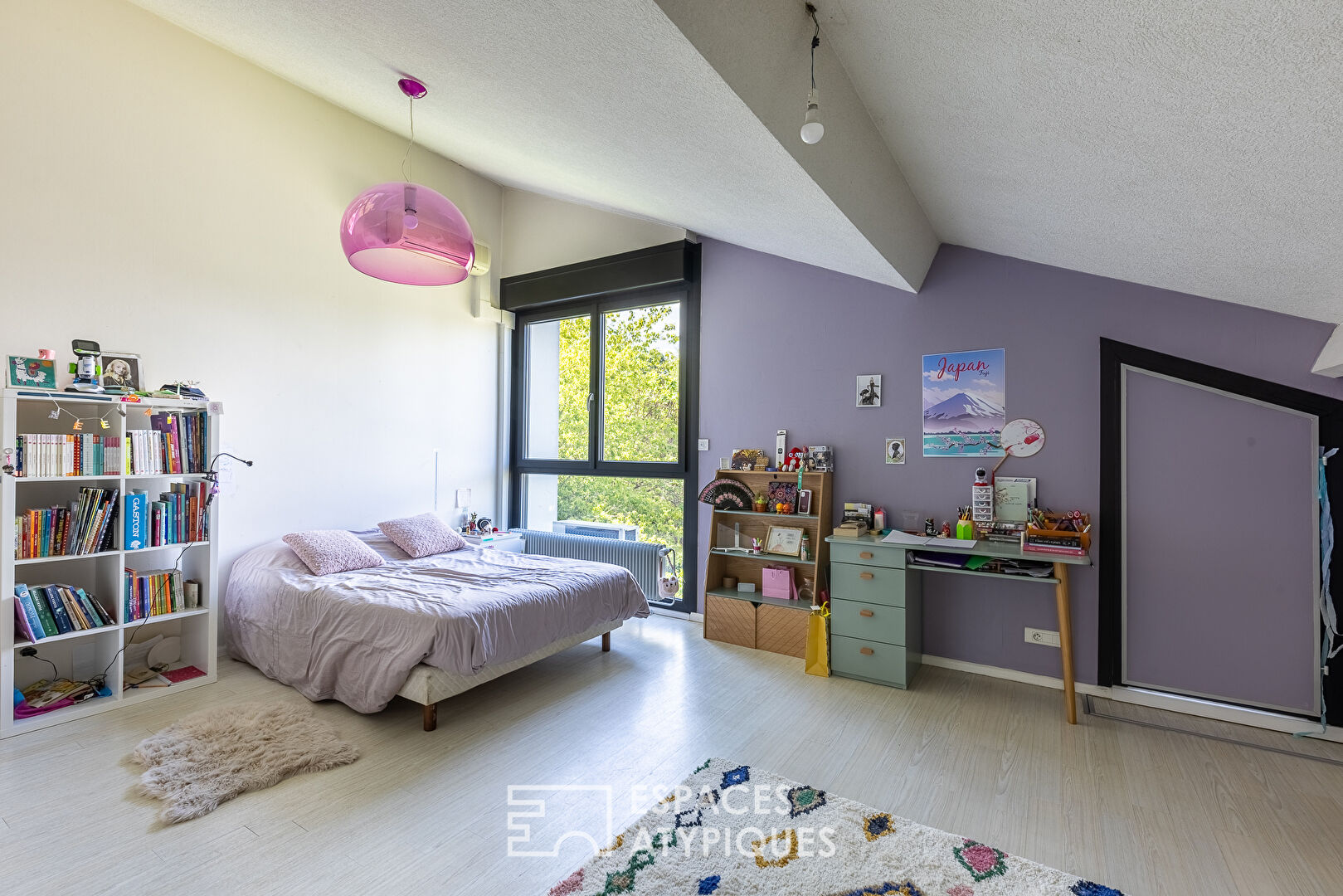 Bright architect-designed house with quiet grounds