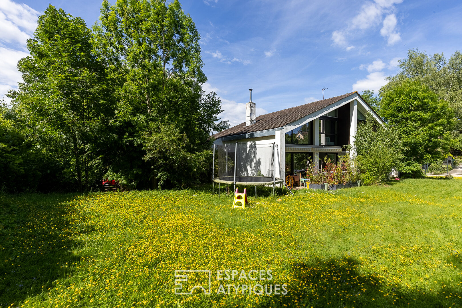 Bright architect-designed house with quiet grounds