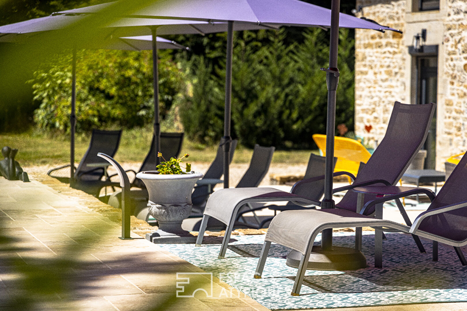 Propriété de charme rénovée au coeur du vignoble jurassien avec chambres d’hôtes et piscine