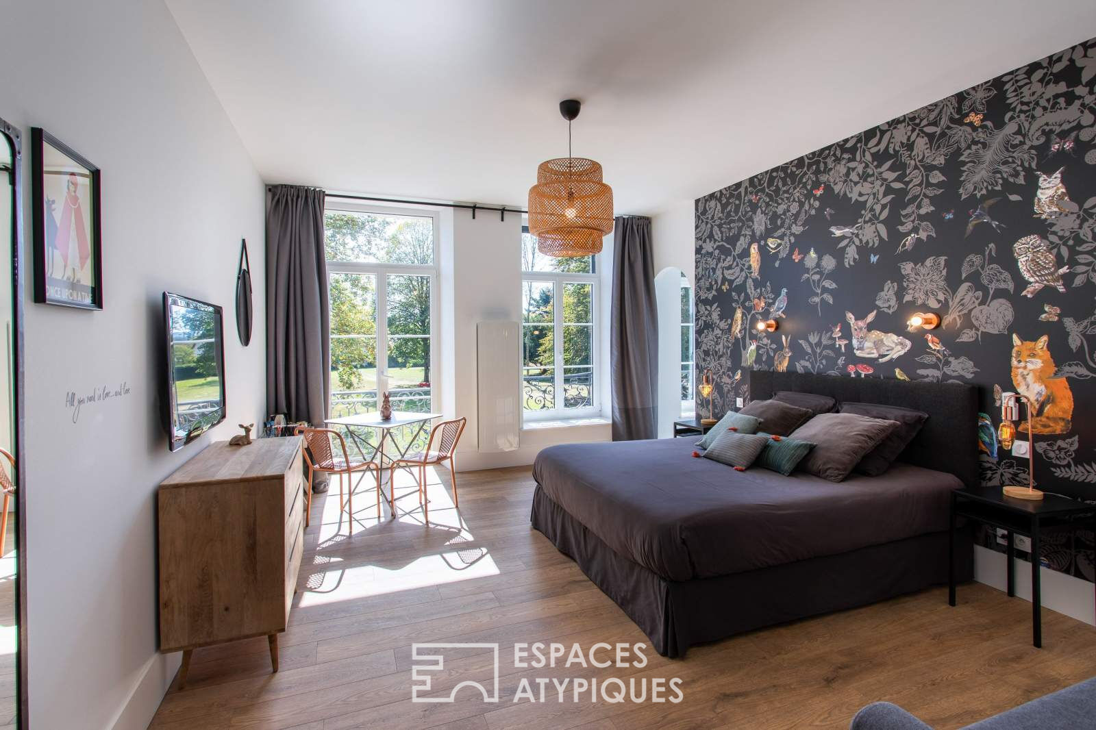 Propriété de charme rénovée au coeur du vignoble jurassien avec chambres d’hôtes et piscine