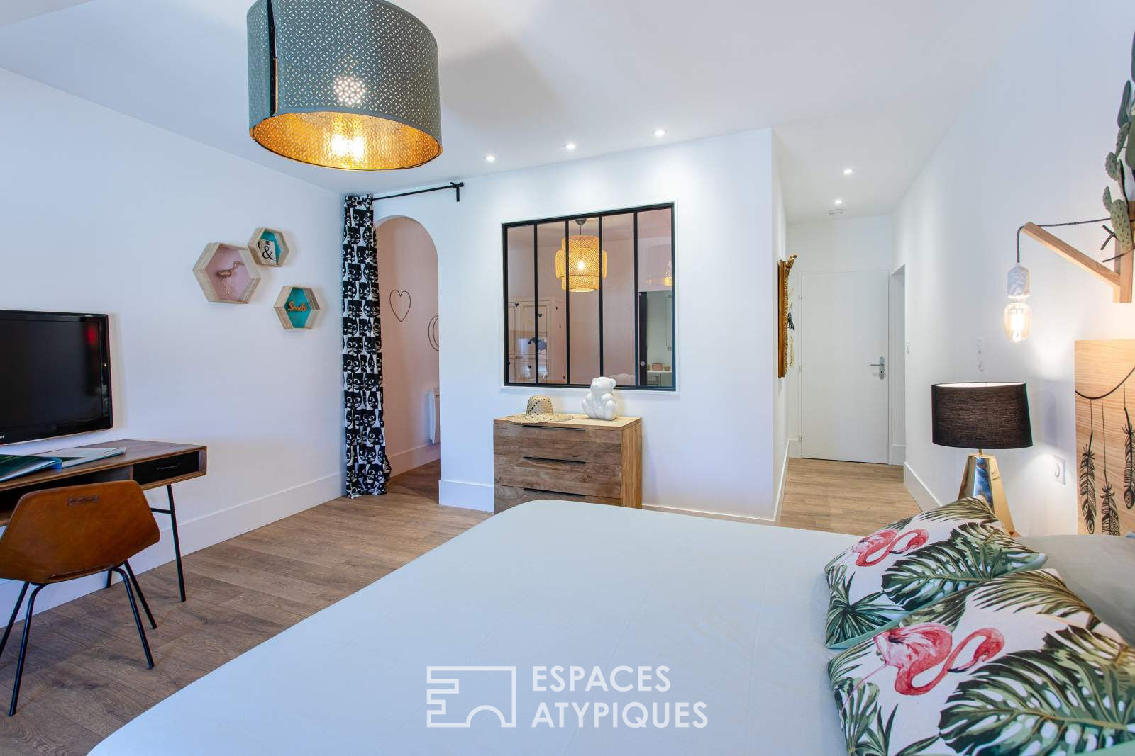 Propriété de charme rénovée au coeur du vignoble jurassien avec chambres d’hôtes et piscine