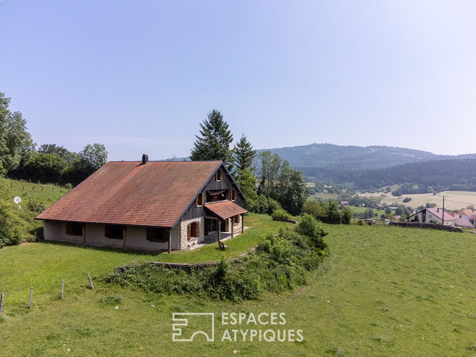 La ferme de style comtois à rénover avec sa vue dégagée