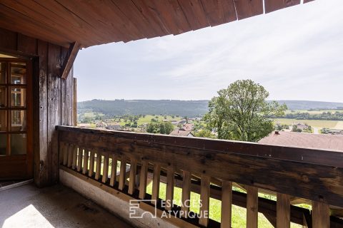 La ferme de style comtois à rénover avec sa vue dégagée