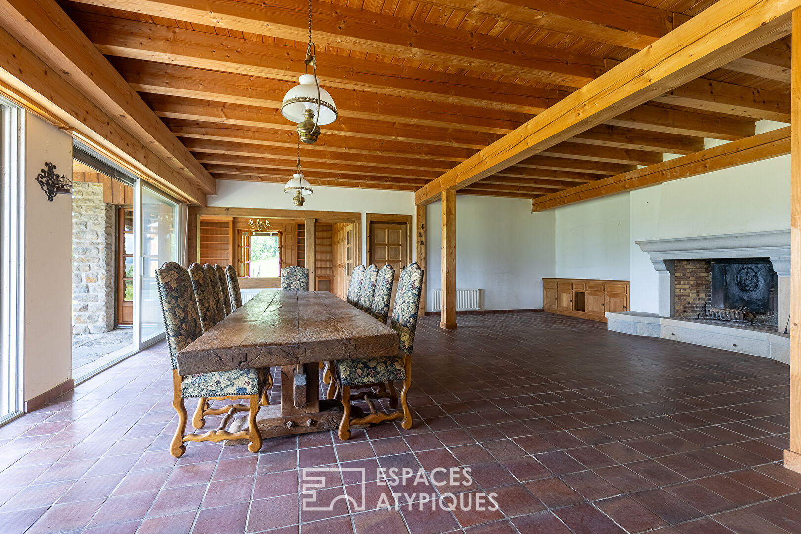 La ferme de style comtois à rénover avec sa vue dégagée
