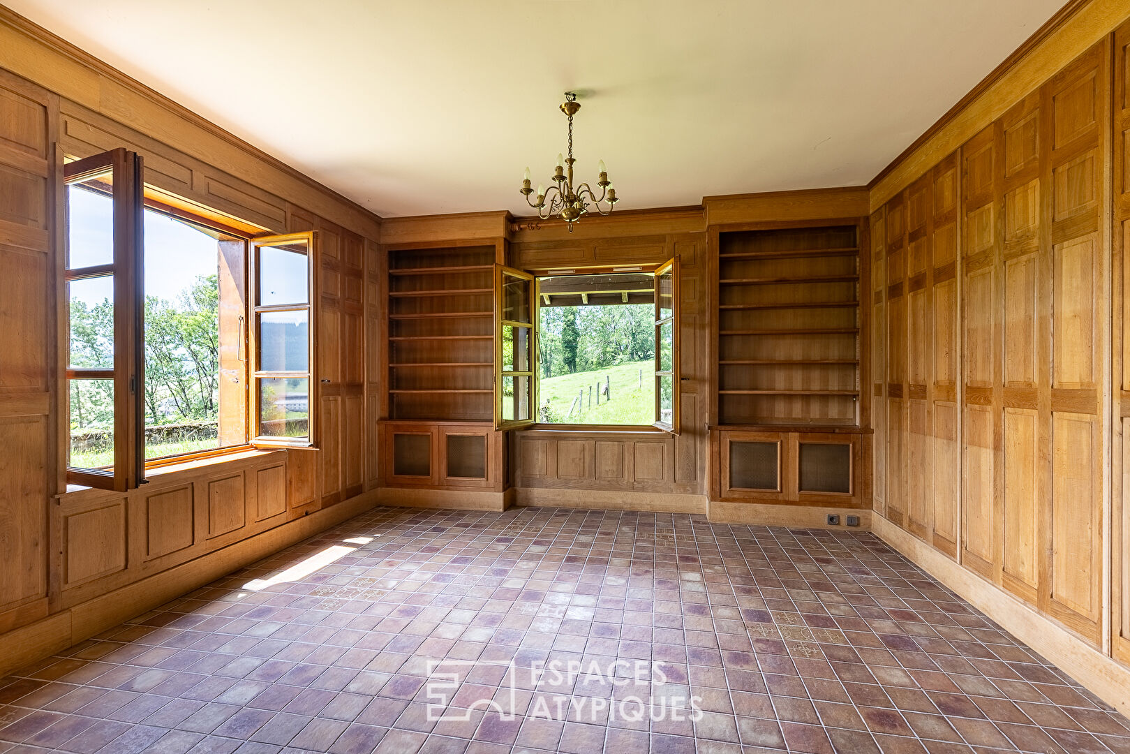 La ferme de style comtois à rénover avec sa vue dégagée