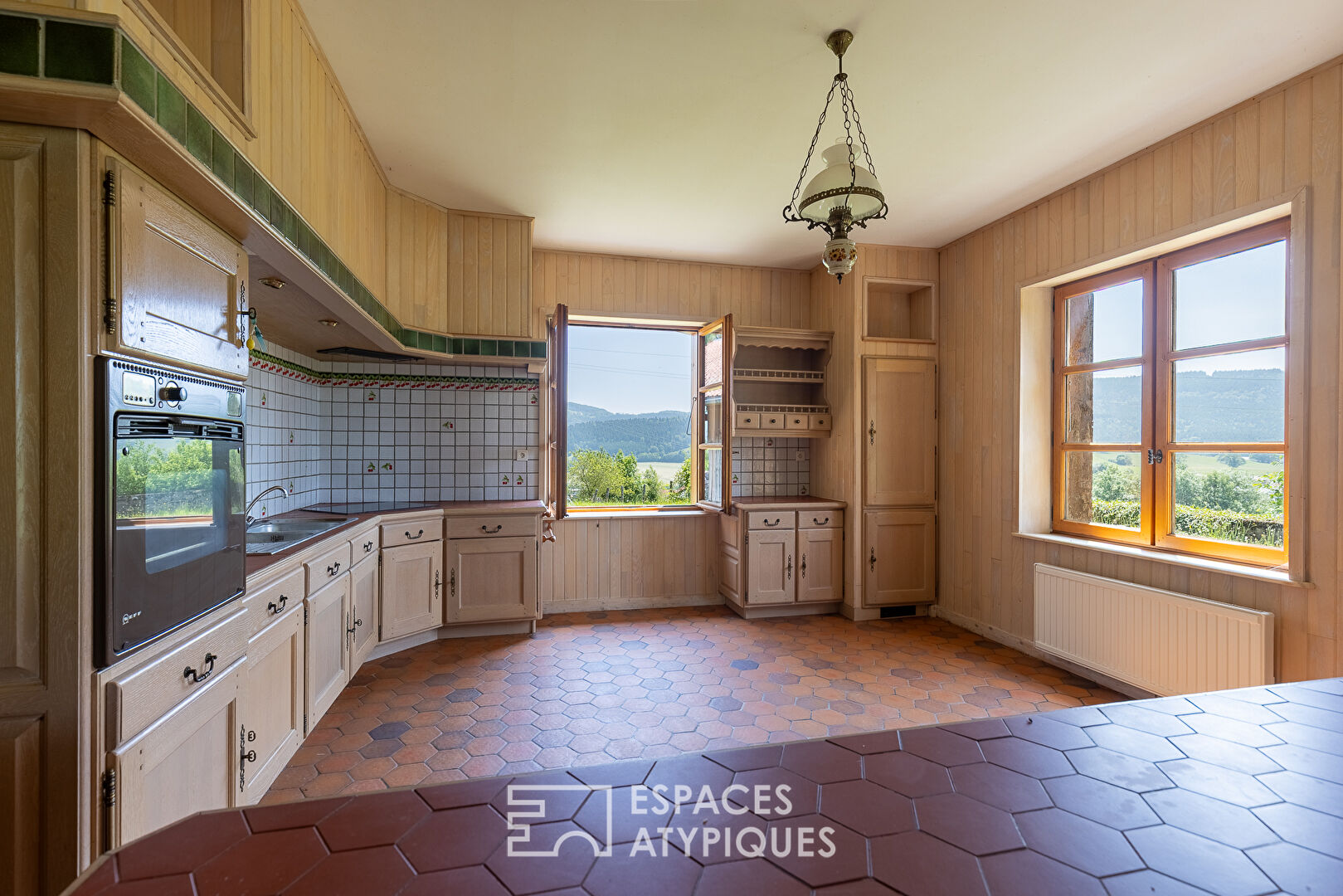 La ferme de style comtois à rénover avec sa vue dégagée