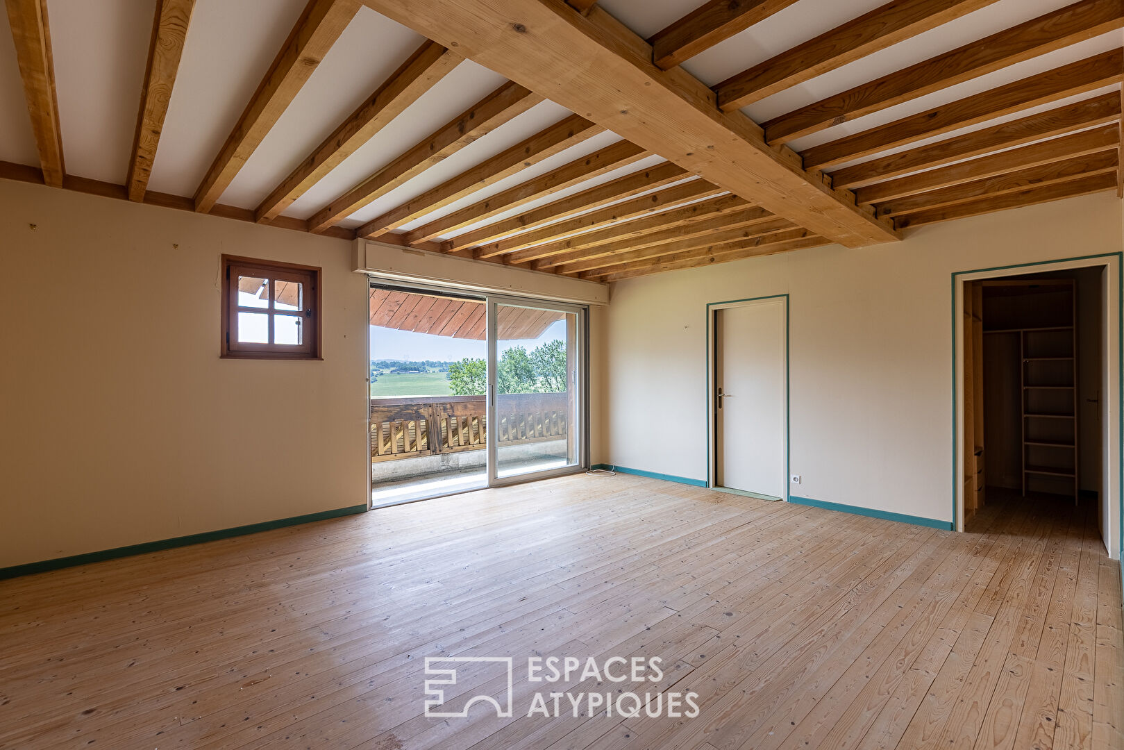 La ferme de style comtois à rénover avec sa vue dégagée