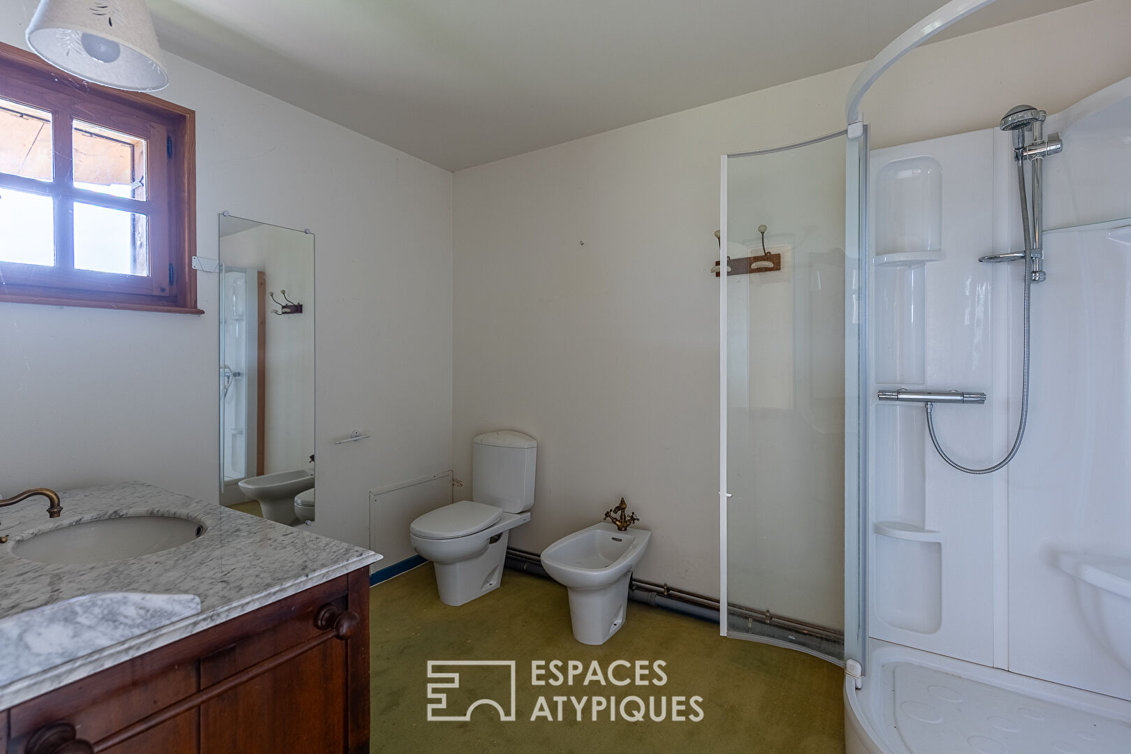La ferme de style comtois à rénover avec sa vue dégagée