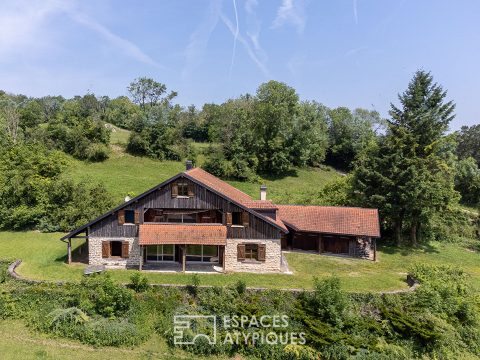 La ferme de style comtois à rénover avec sa vue dégagée