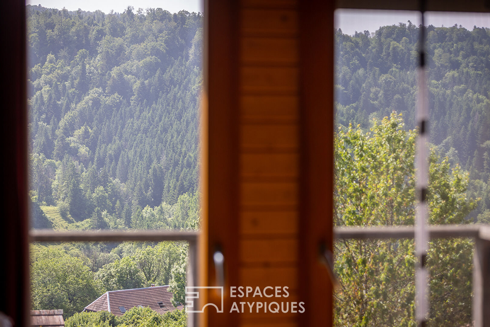 Maison à ossature bois au calme avec son jardin paysagé