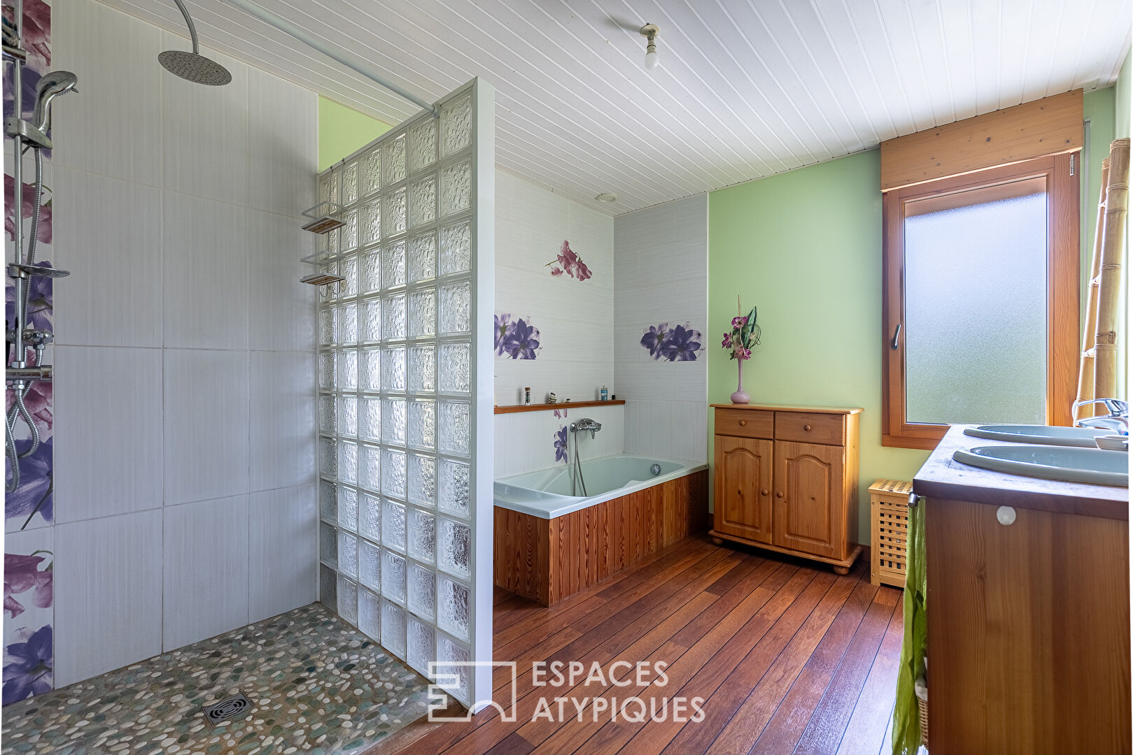 Maison à ossature bois au calme avec son jardin paysagé