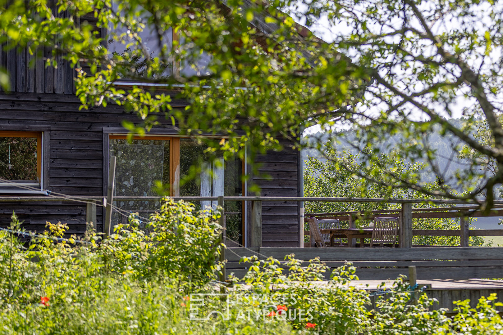 Maison à ossature bois au calme avec son jardin paysagé