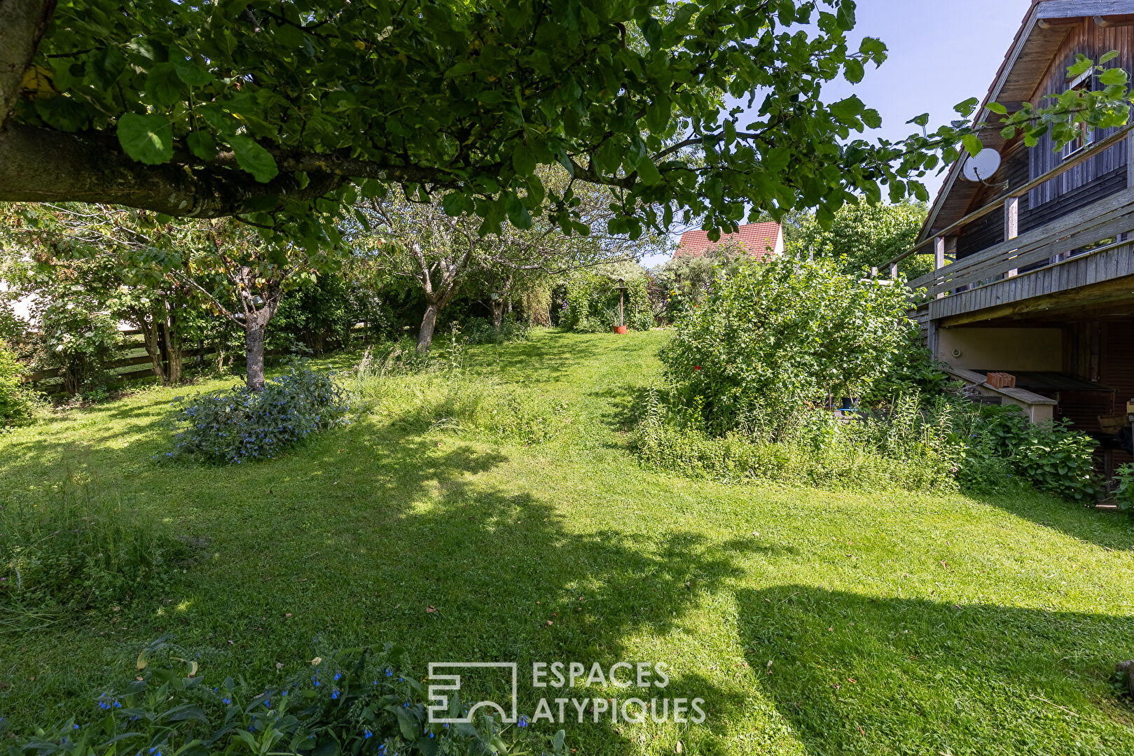Maison à ossature bois au calme avec son jardin paysagé