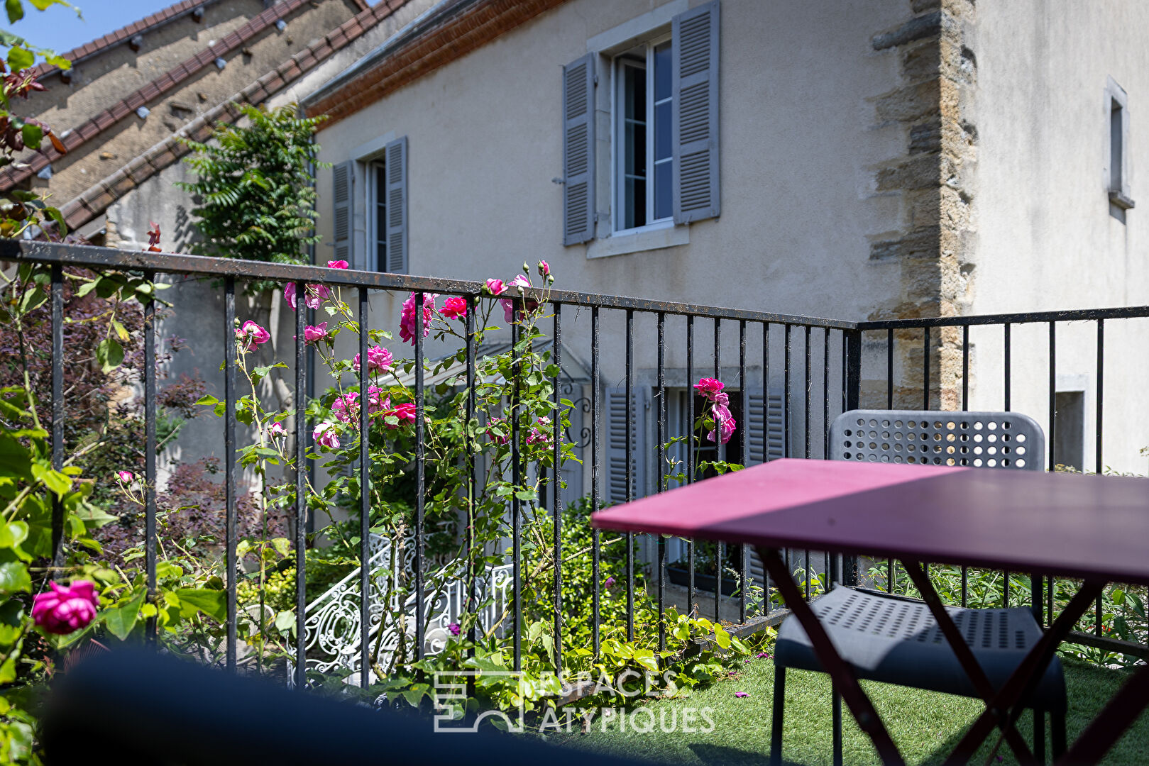 Character house with outbuilding converted into a gîte