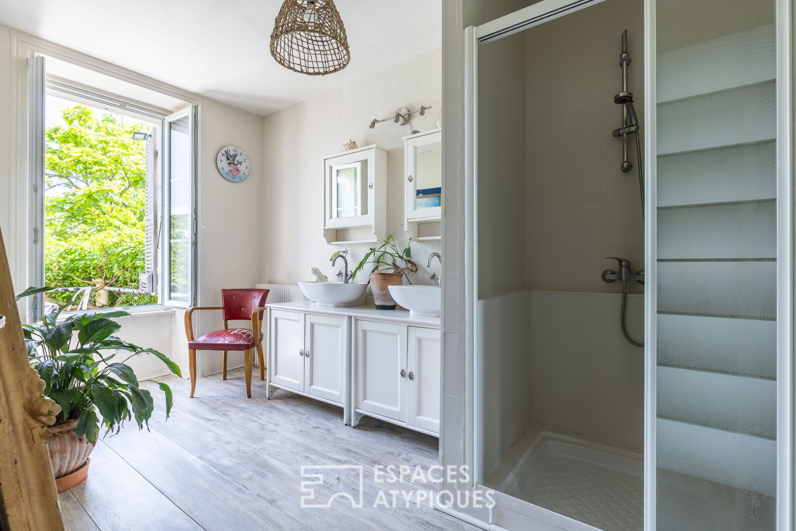 Character house with outbuilding converted into a gîte