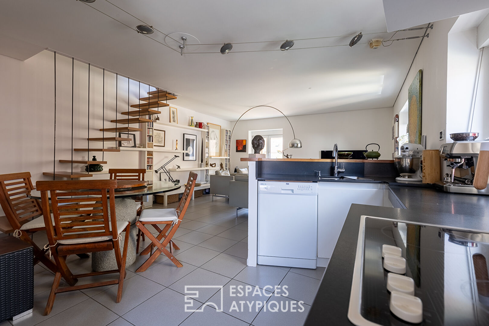 Appartement-maison indépendante avec terrasse, garage et atelier