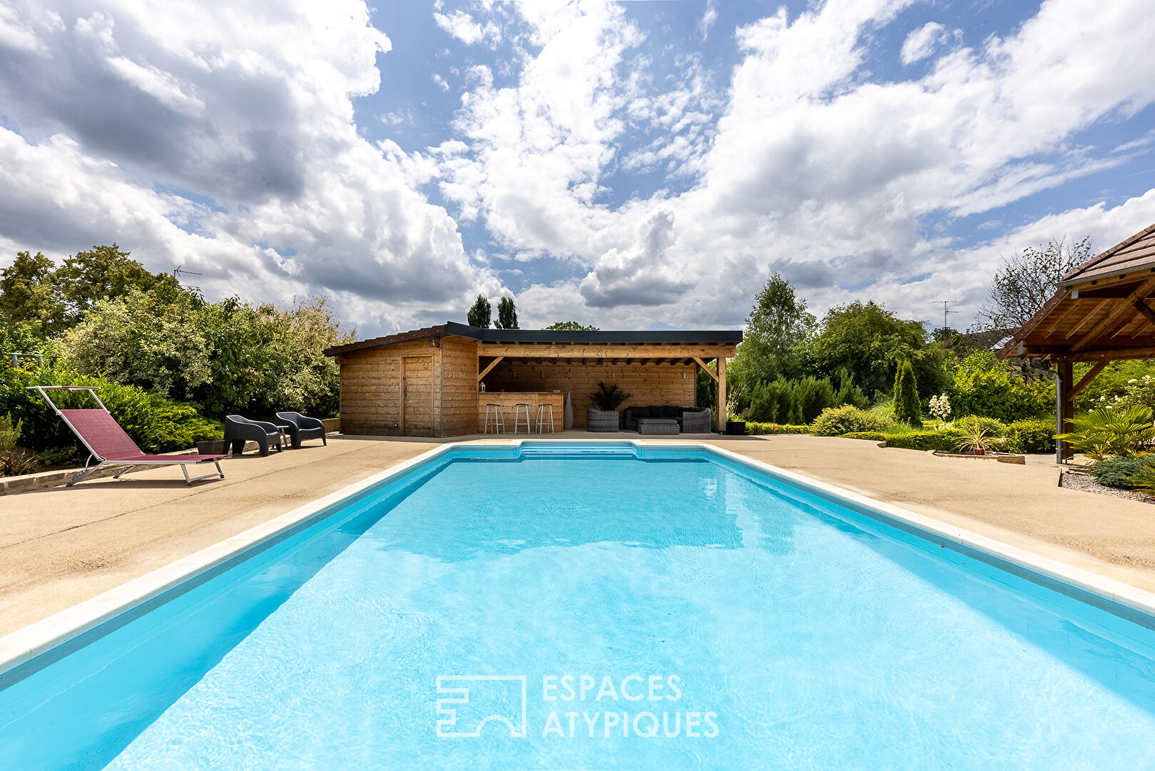Family home with swimming pool and open views in a peaceful setting