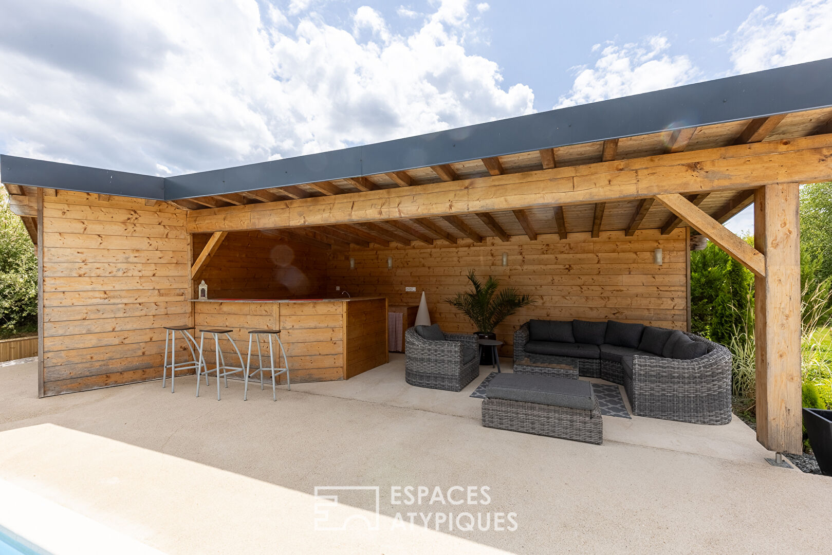 Family home with swimming pool and open views in a peaceful setting
