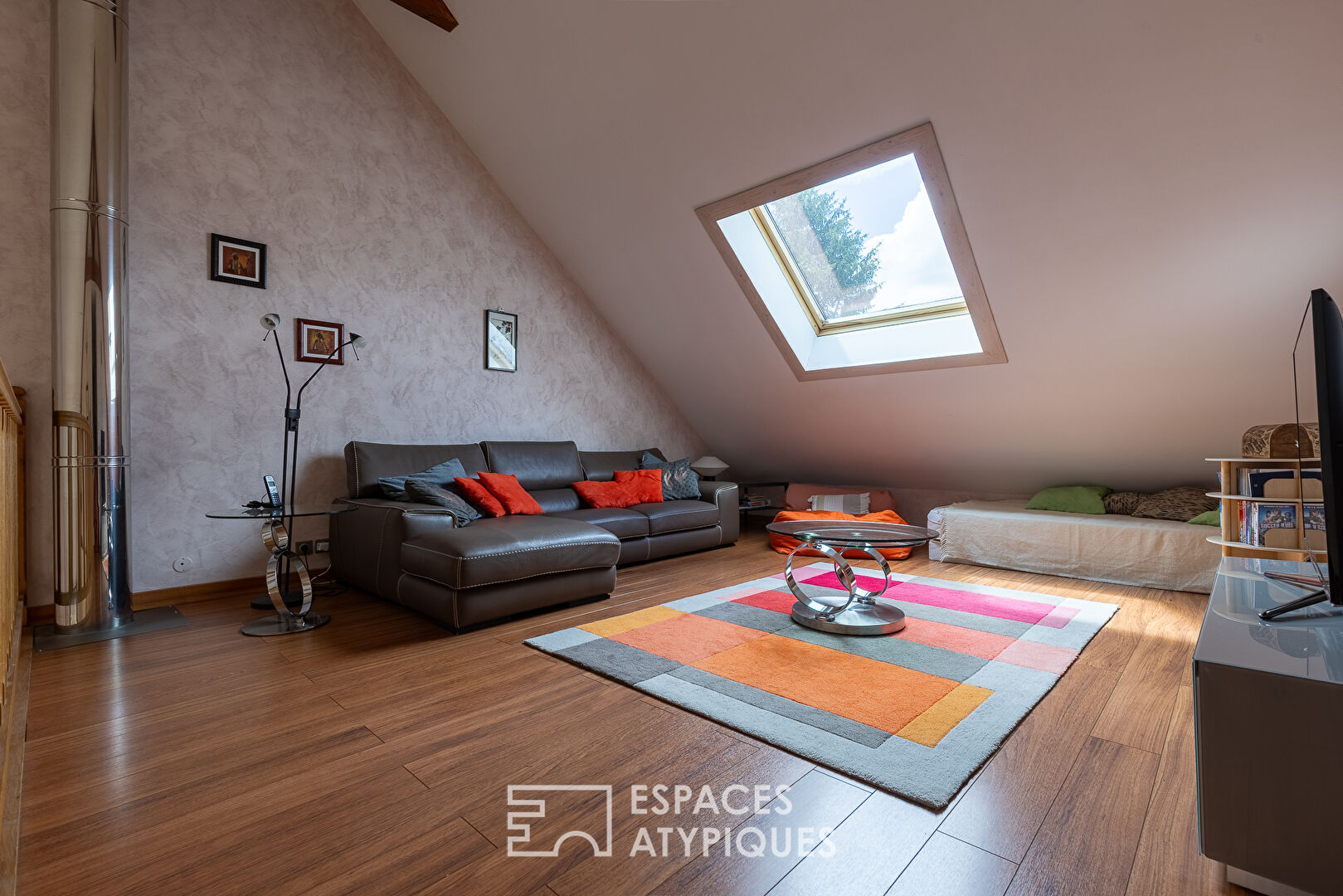 Family home with swimming pool and open views in a peaceful setting
