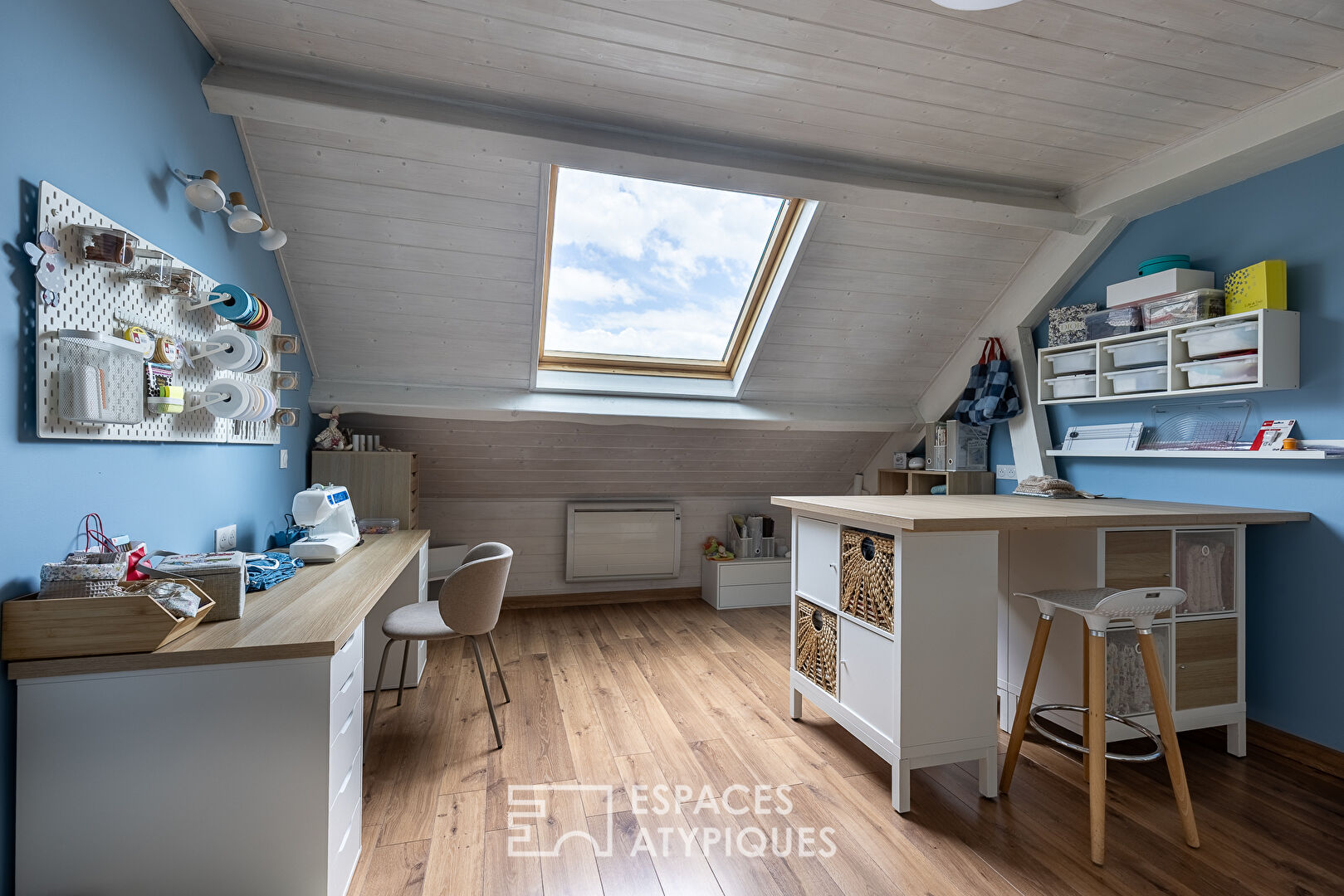 Family home with swimming pool and open views in a peaceful setting