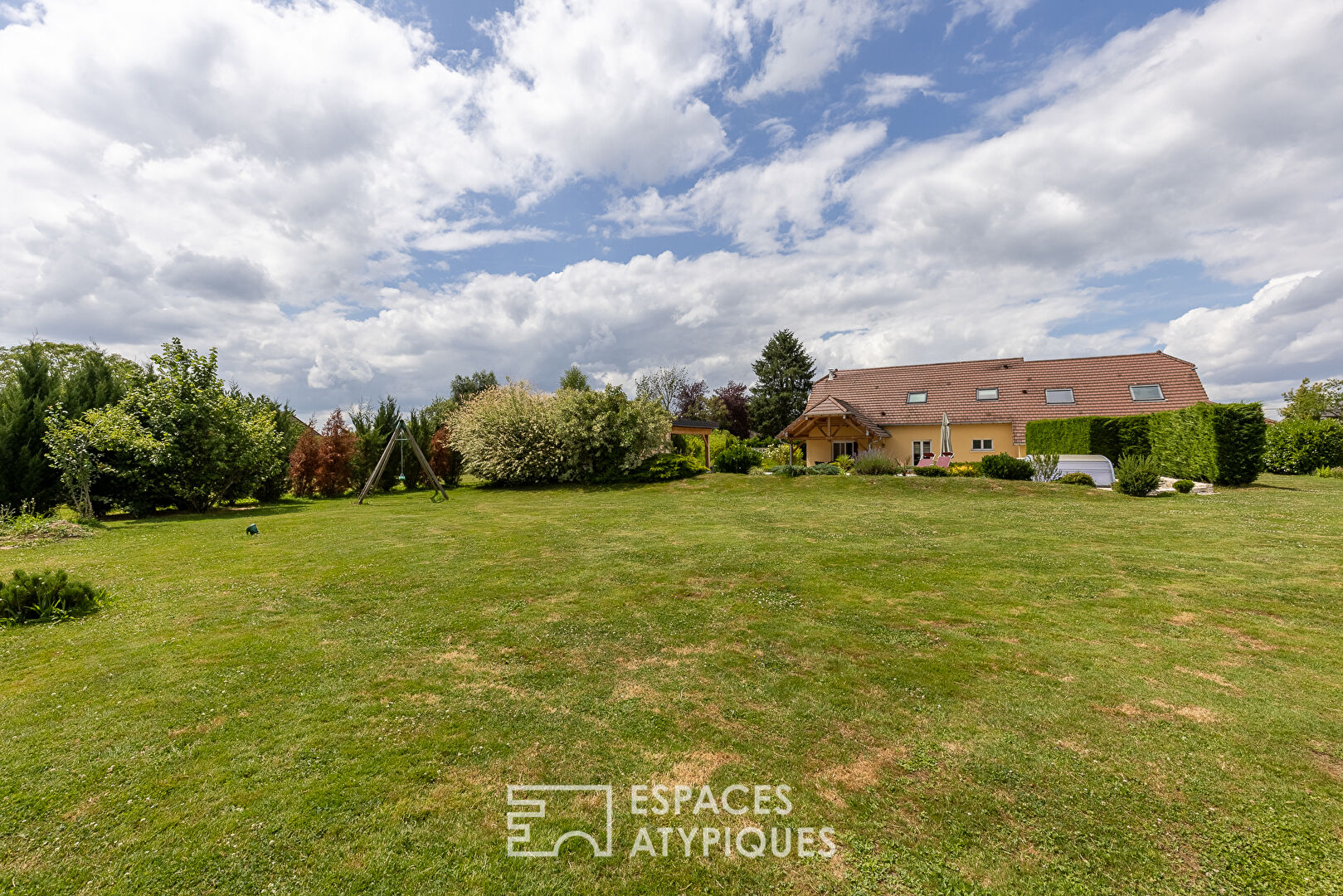 Family home with swimming pool and open views in a peaceful setting