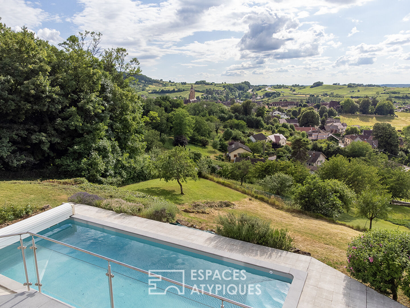 House with its swimming pool and its breathtaking view of the Arboisian vineyard