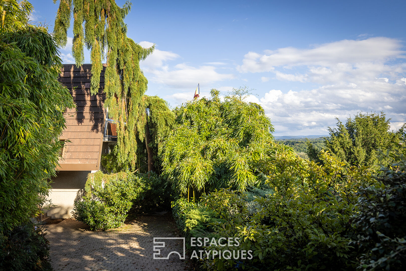 Maison dans son écrin de bambous avec vue panoramique et piscine