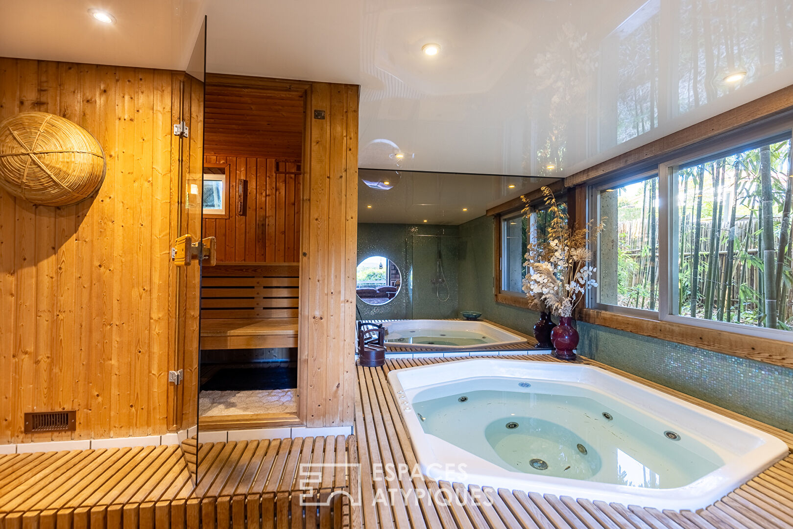 Maison dans son écrin de bambous avec vue panoramique et piscine