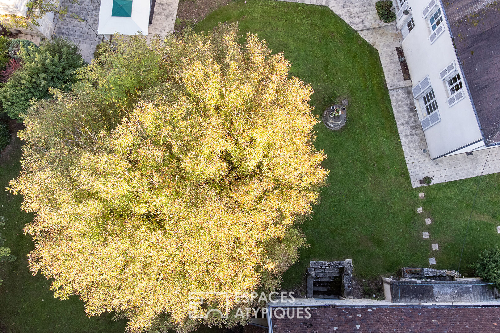 Ancienne propriété de meunier dans son parc