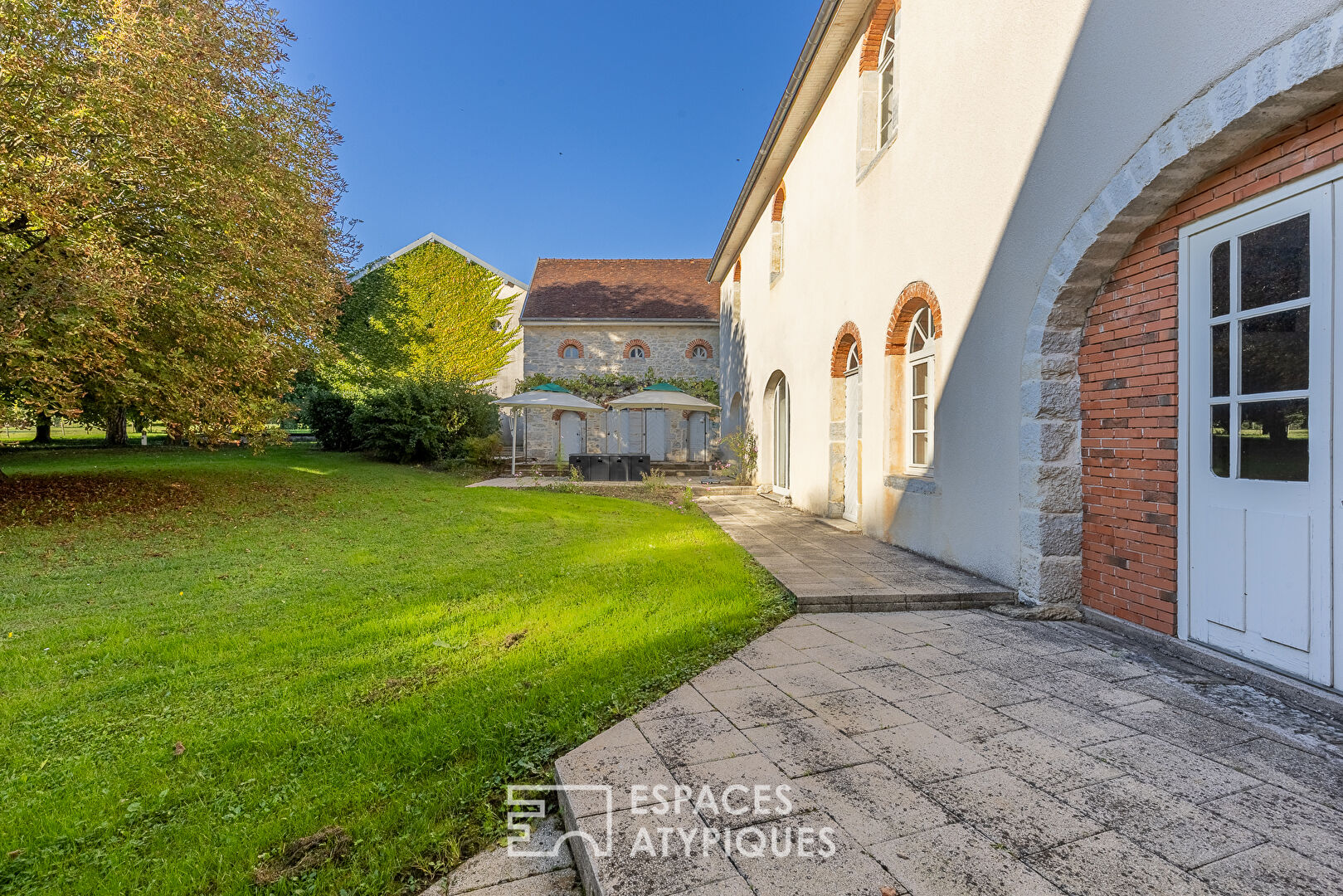 Ancienne propriété de meunier dans son parc