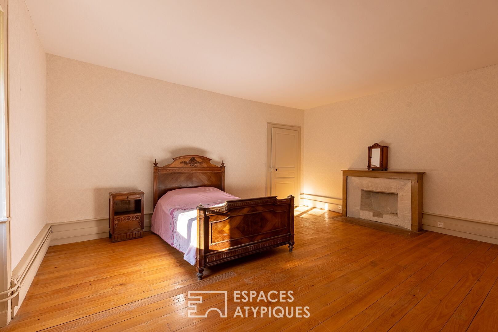 Propriété en pierre dans son parc arboré