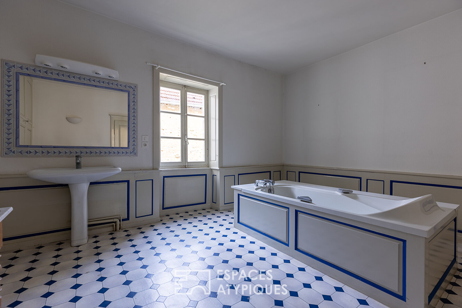 Propriété en pierre dans son parc arboré