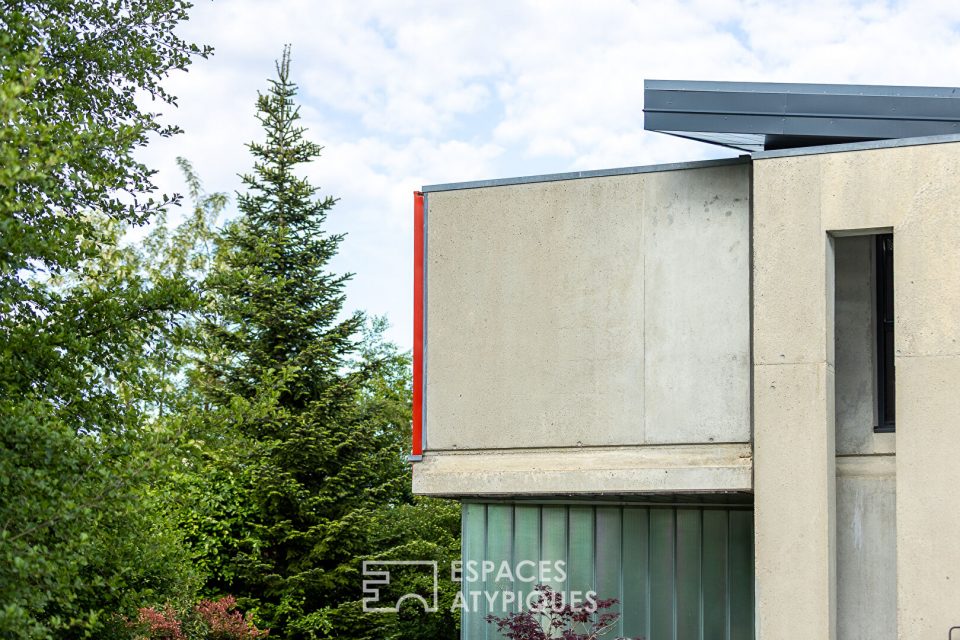 Maison d'architecte béton et nature avec piscine