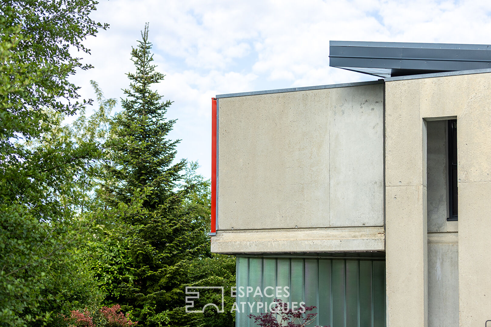 Maison d’architecte béton et nature avec piscine