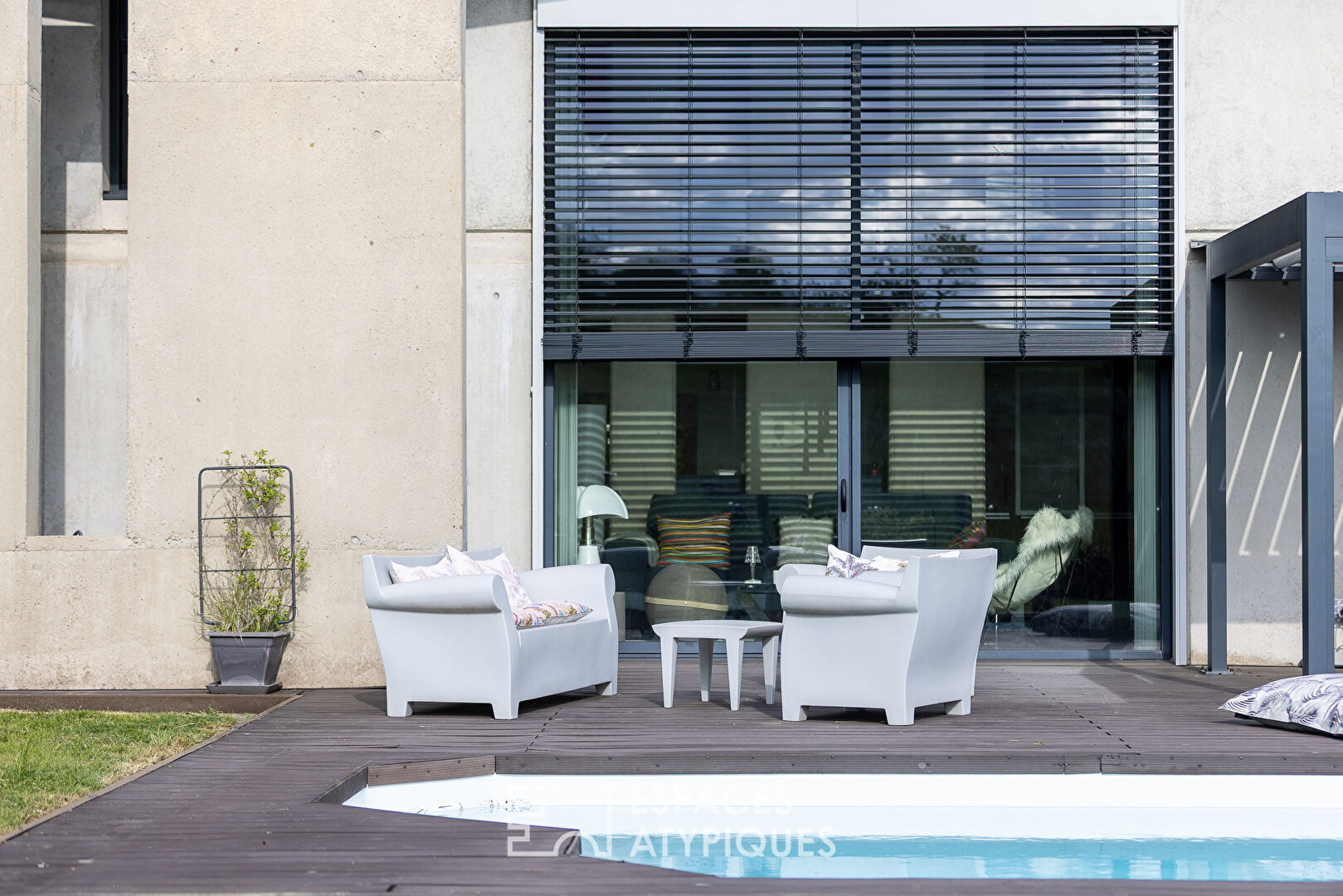 Maison d’architecte béton et nature avec piscine