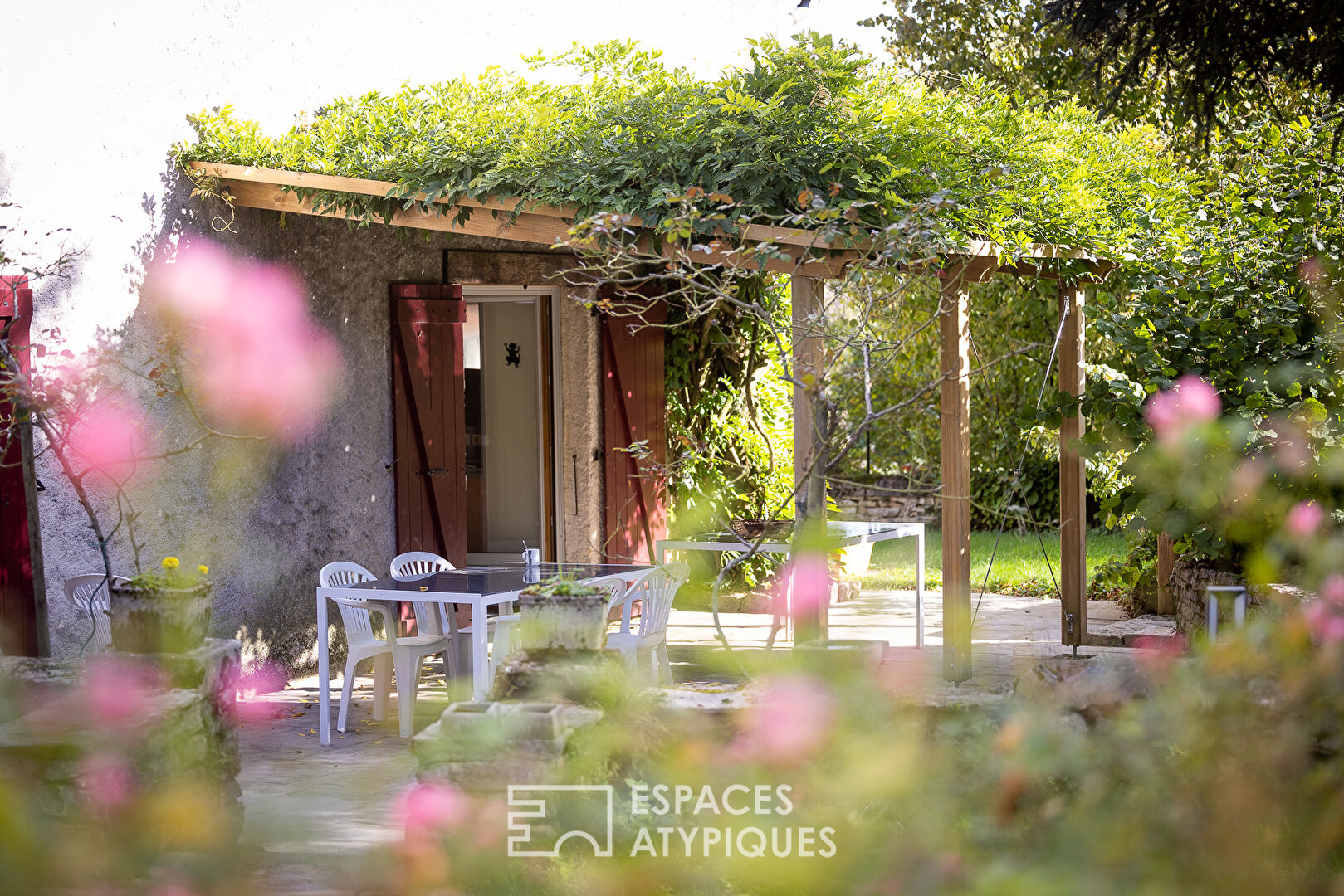 Maison en pierre avec sa piscine