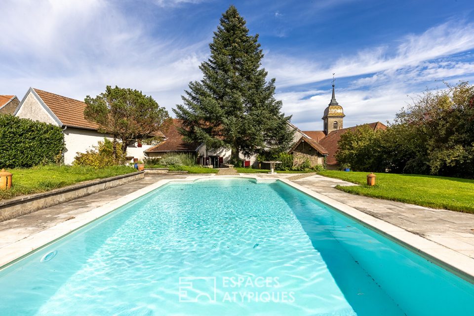 Bâtisse en pierre avec piscine et atelier d'artiste proche Besançon