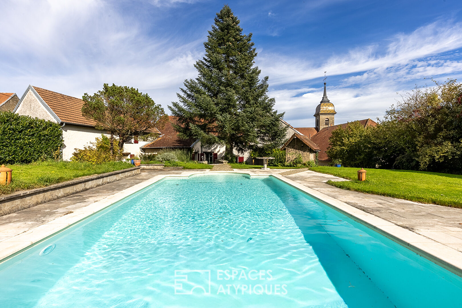 Bâtisse en pierre avec piscine et atelier d&rsquo;artiste proche Besançon