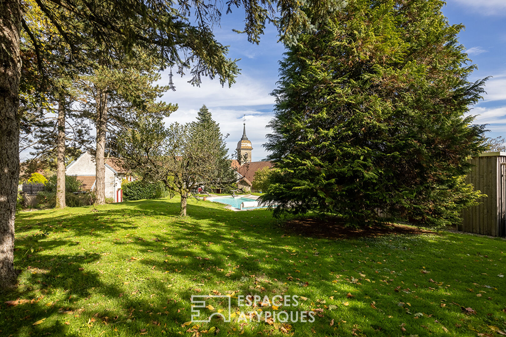 Bâtisse en pierre avec piscine et atelier d&rsquo;artiste proche Besançon