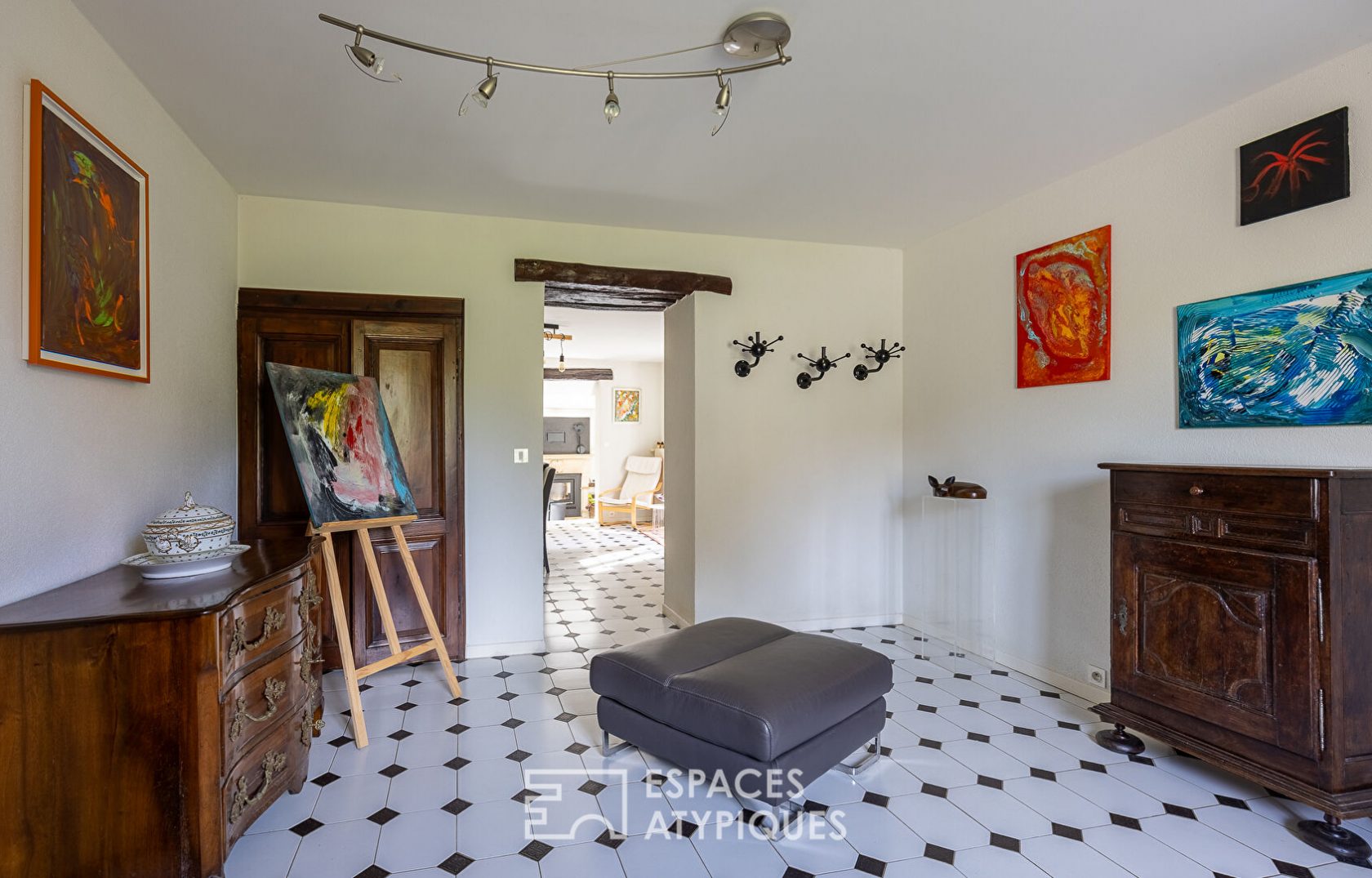 Bâtisse en pierre avec piscine et atelier d&rsquo;artiste proche Besançon