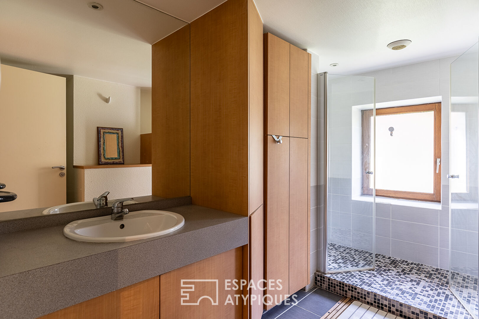 Bâtisse en pierre avec piscine et atelier d&rsquo;artiste proche Besançon