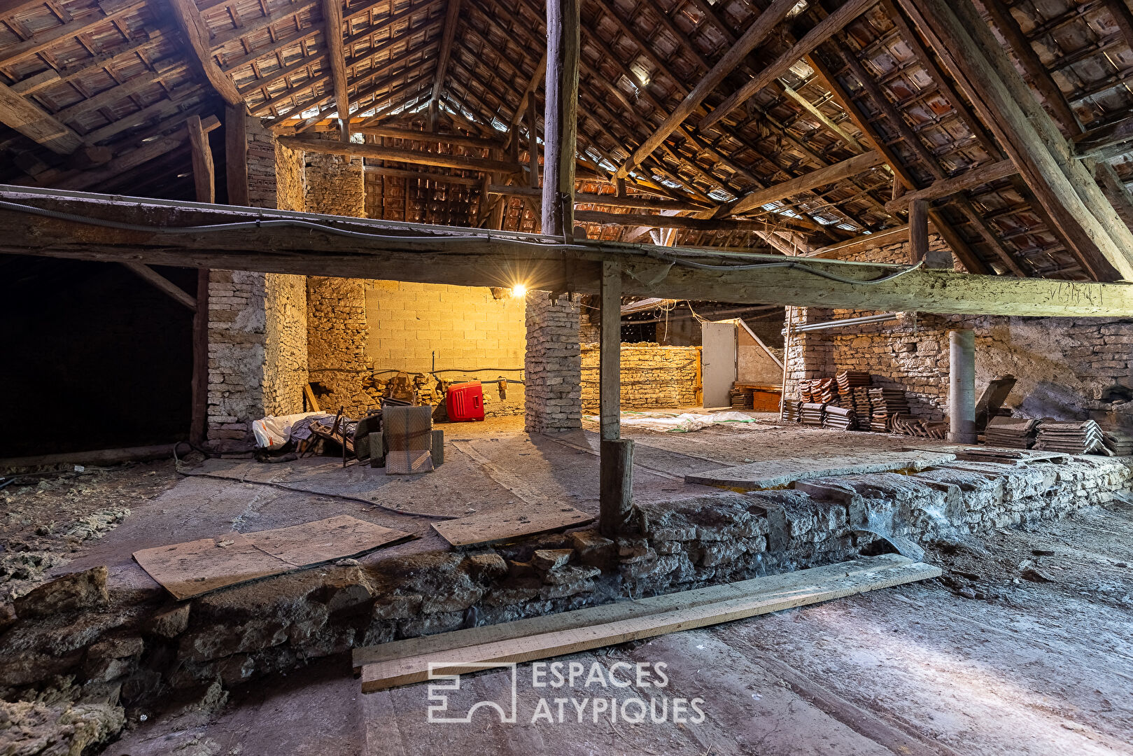 Bâtisse en pierre avec piscine et atelier d&rsquo;artiste proche Besançon