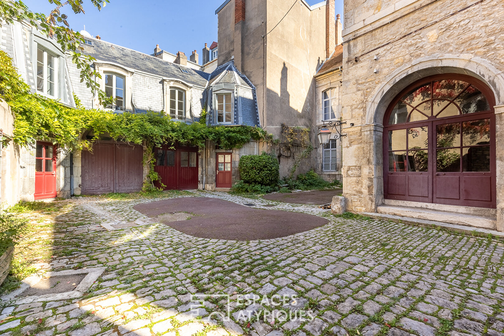 Platform to be converted with its garage in an 18th century mansion