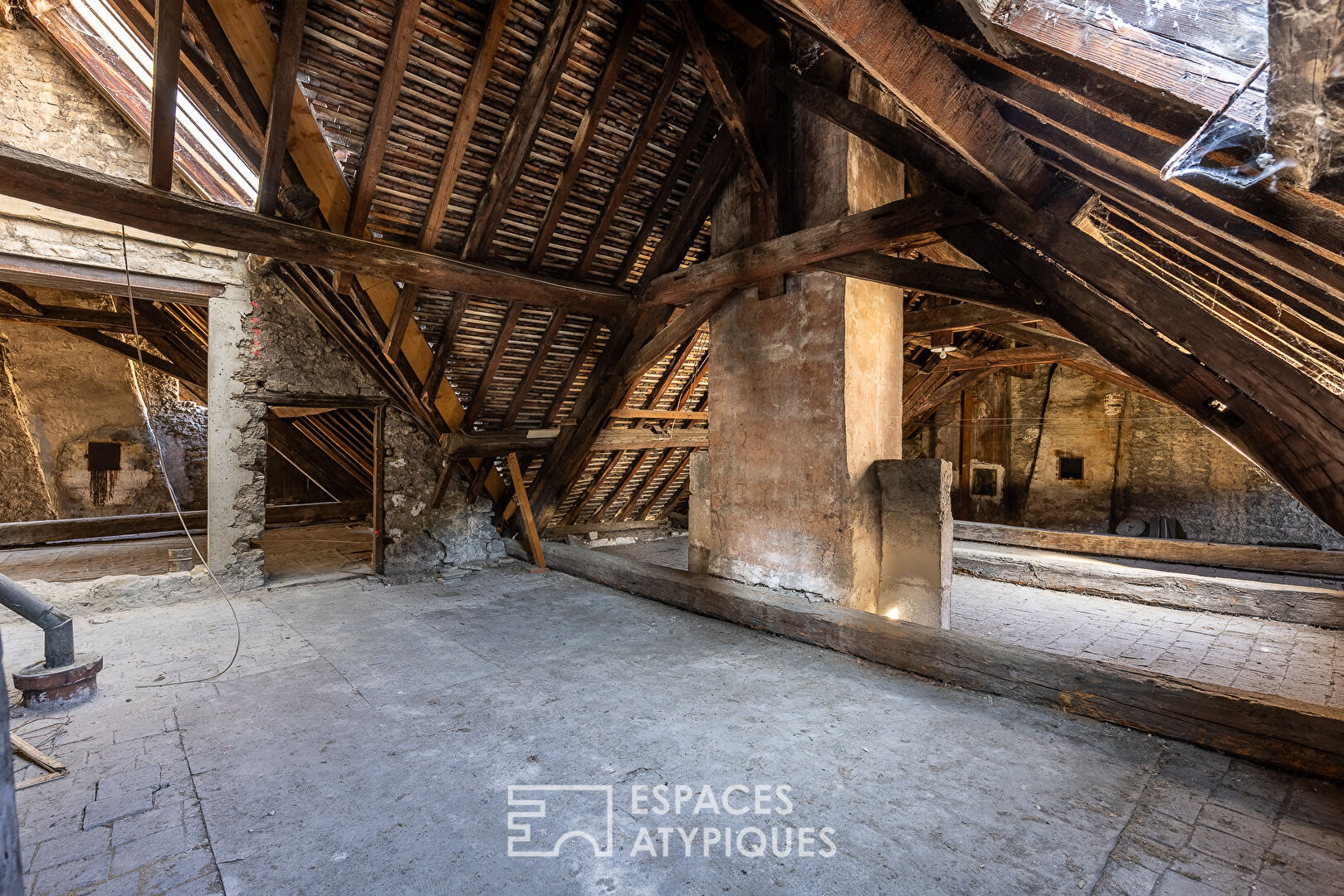 Platform to be converted with its garage in an 18th century mansion